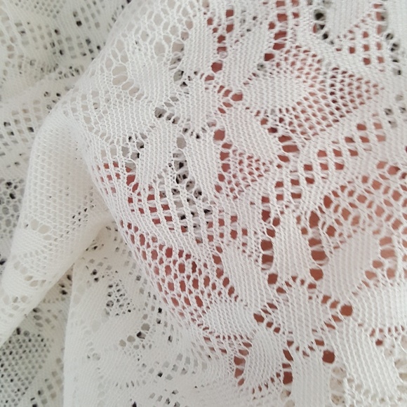 CHLOE K sleeveless lace crop top floral design - Picture 5 of 5